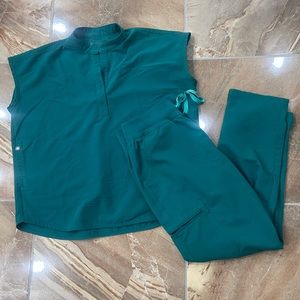 Rafaela top & Medium Petite High Waist Yola scrub pants